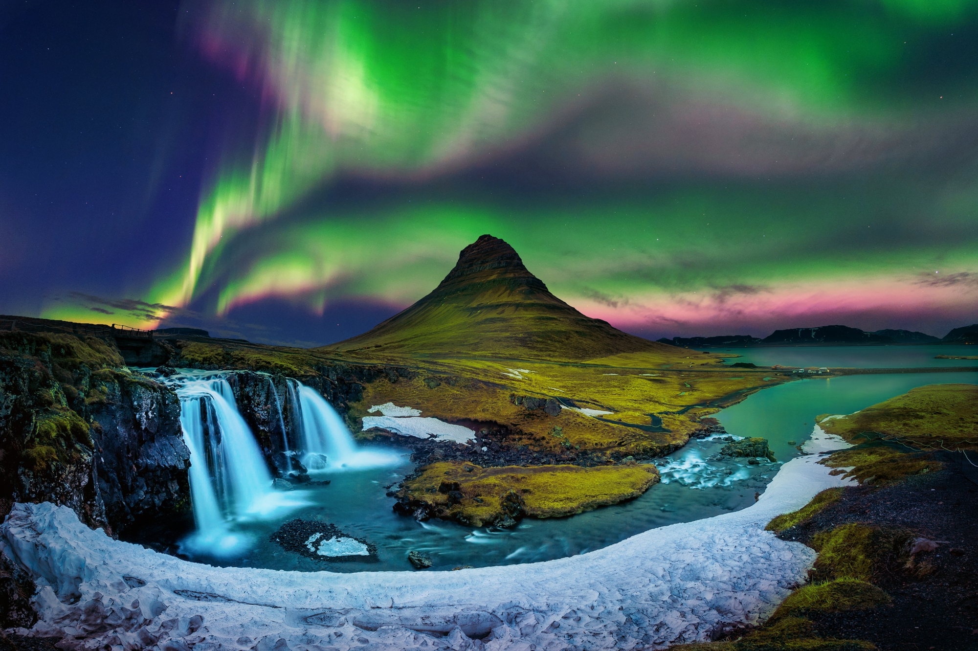 Aurora borealis v Kirkjufell, Island Aurora borealis v Kirkjufell, Island.jpg