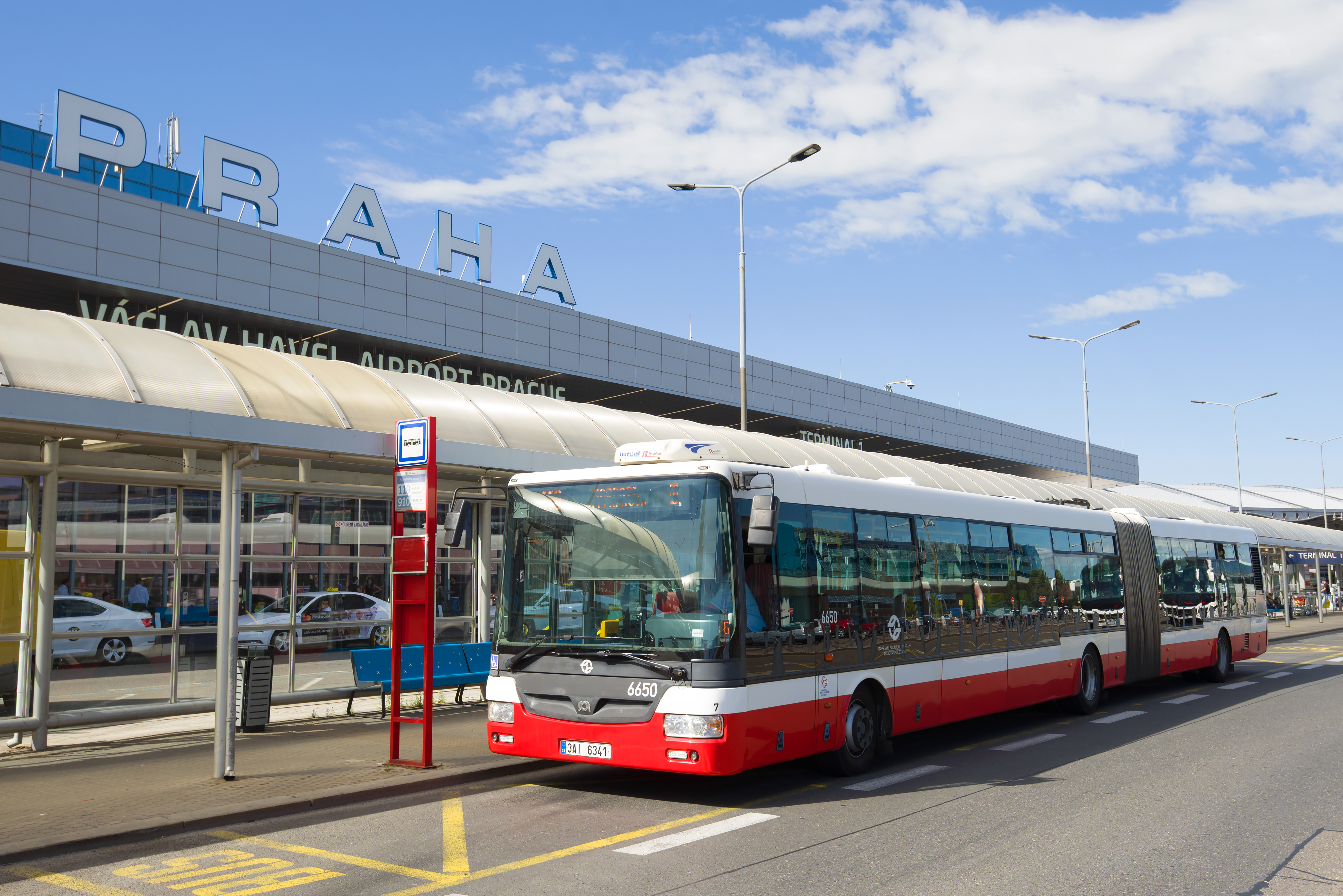 autobus u letiště Václava Havla.jpg