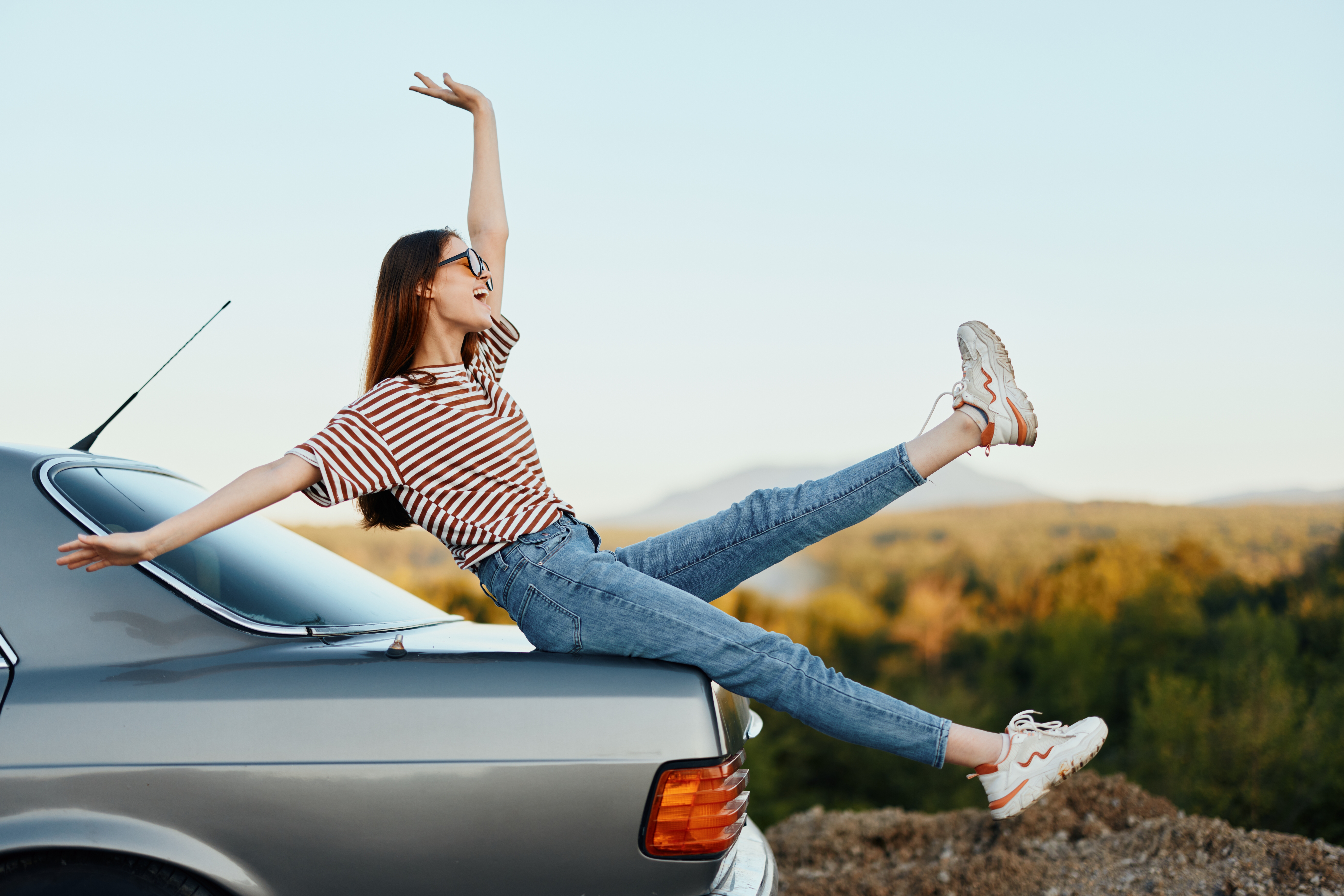 Čím dříve si auto zarezervuje, tím více ušetříte Dívka s půjčeným autem v zahraničí.jpg