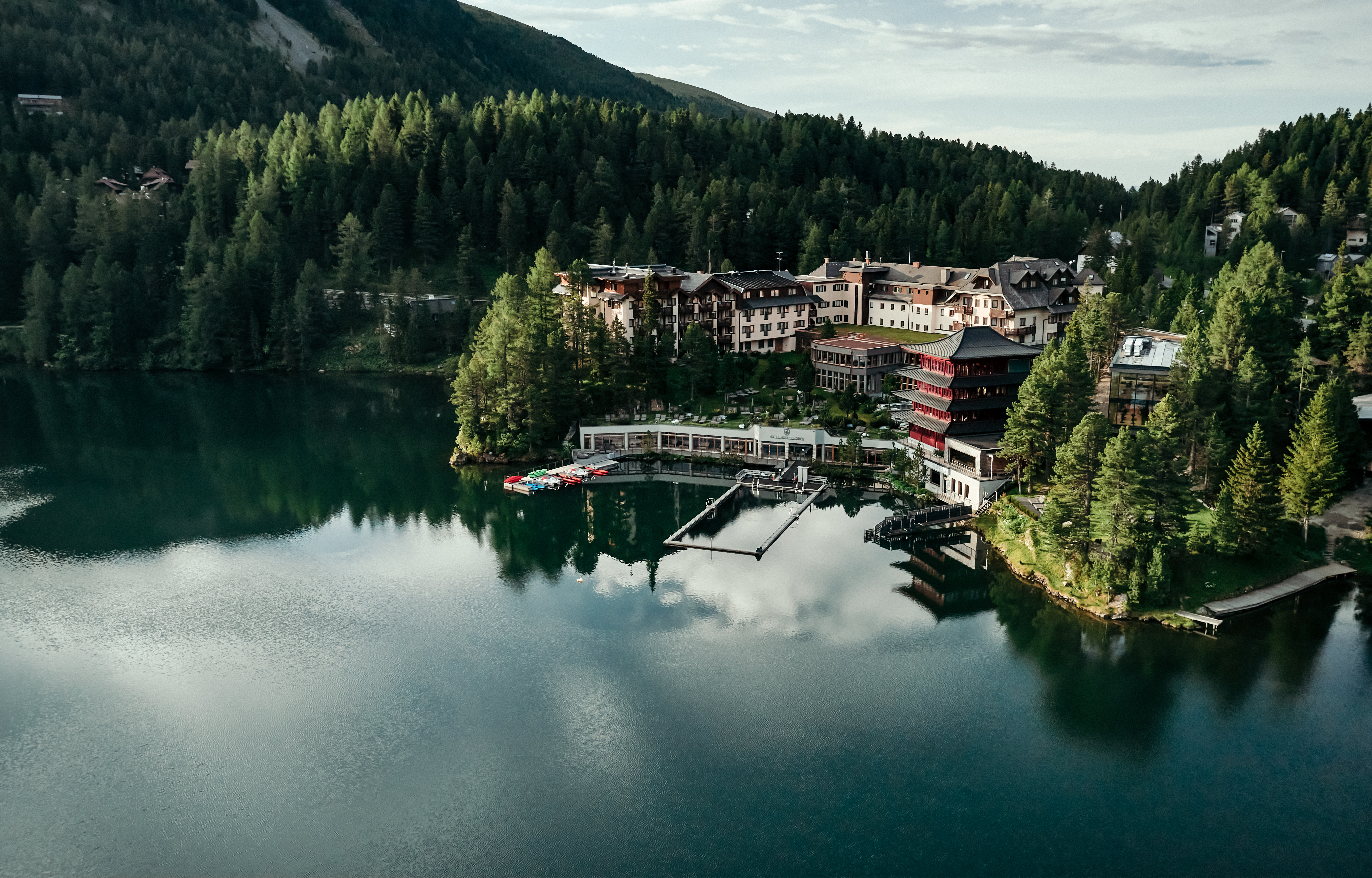 Hotel Hochschober na sedle Turracher Höhe z ptačí perspektivy