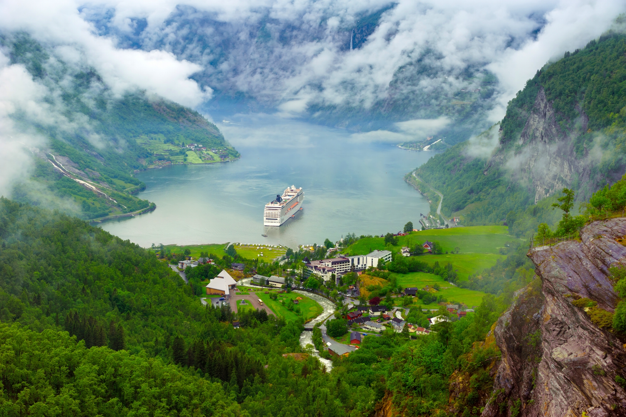 Horské jezero s lodí, geiranger, Norsko Horské jezero s lodí, geiranger, Norsko.jpg