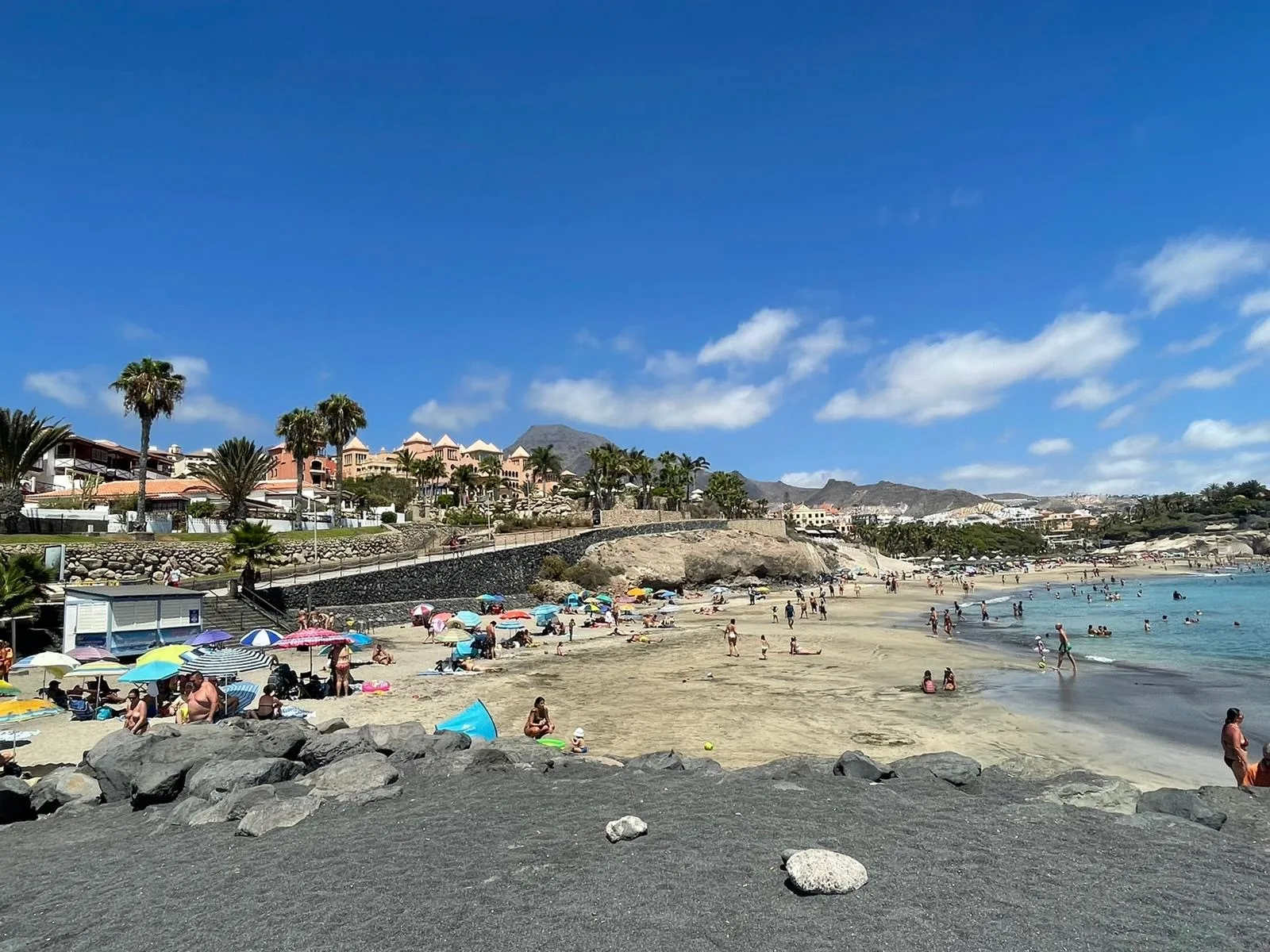Playa del Duque – zde hraničí s Playa El Beril. V zadní části je několik barů, restaurací a také toalety.