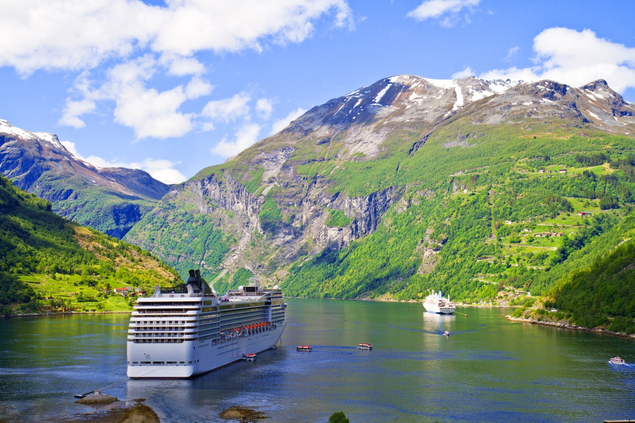 Výletní loď u norských fjordů Výletní loď u norských fjordů